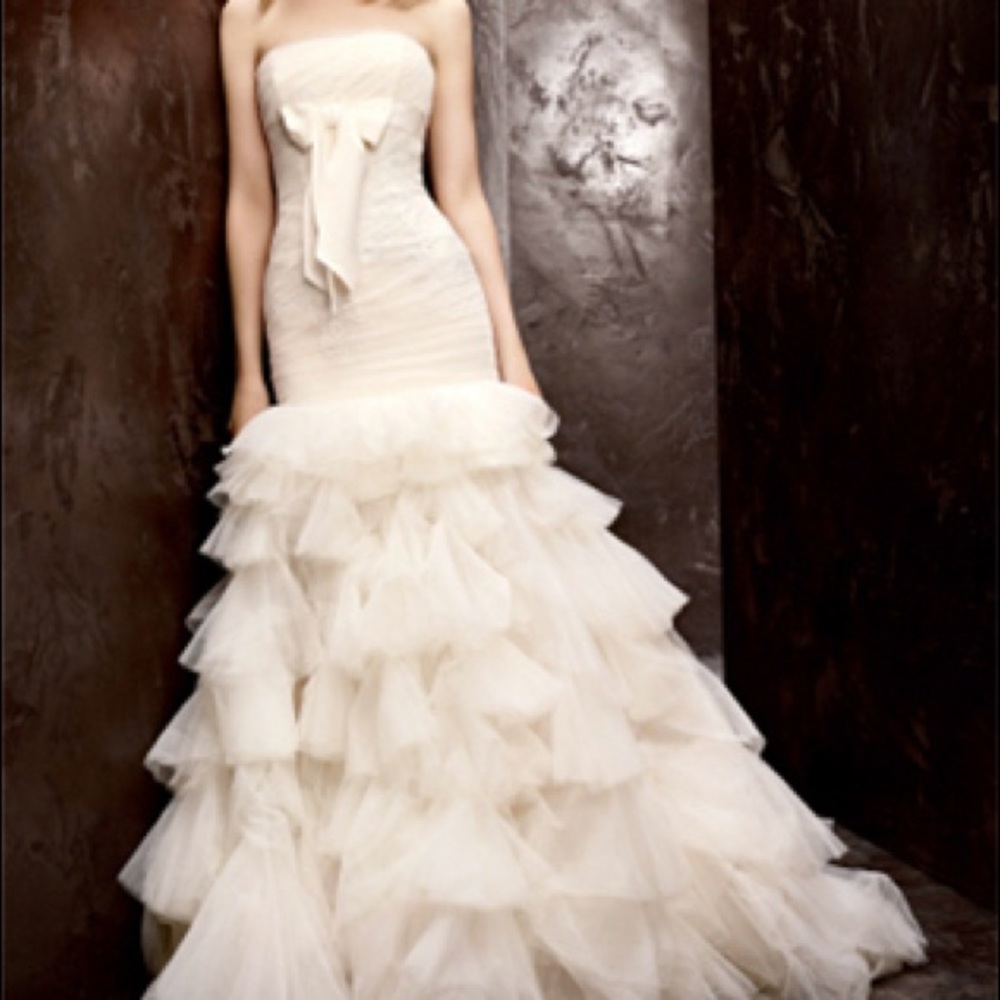 VERA WANG WEDDING DRESS -ADDITIONAL PHOTOS - Picture 1 of 7